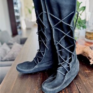 Minnetonka Black Lace-Up Women's Boots